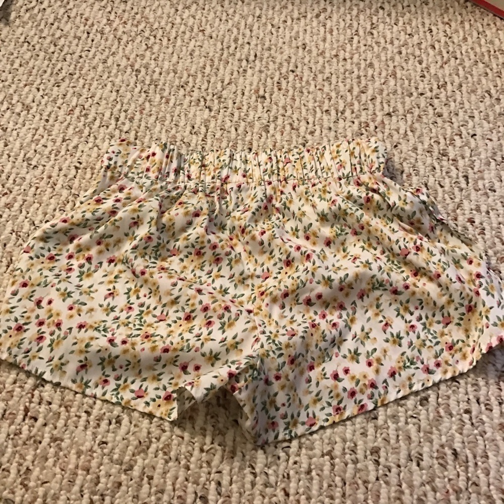 Flowered flowey shorts - Picture 3 of 3